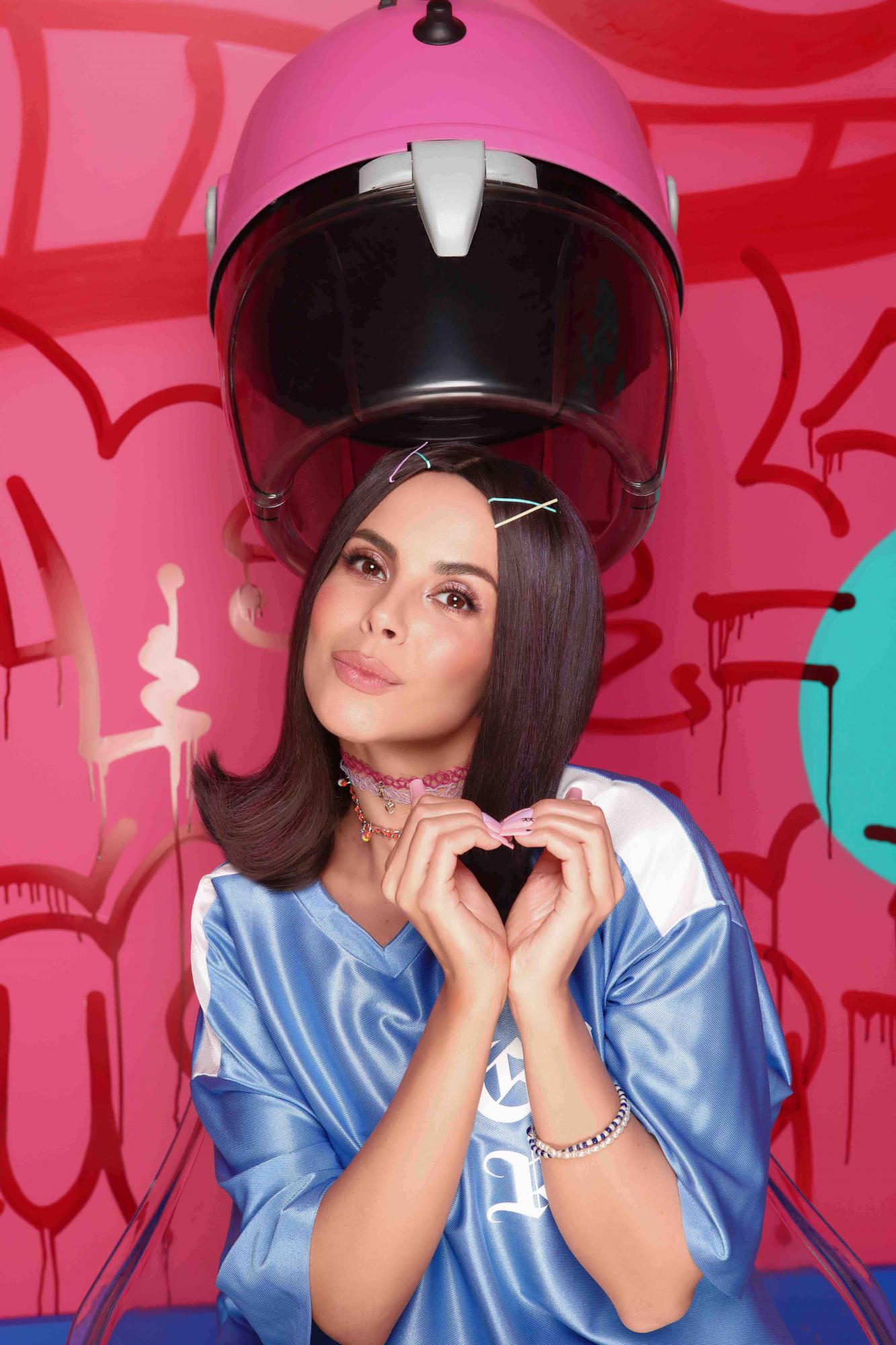 В прозорій блузі та екстраміні: зухвала Каменських в рожевому Кадилаку влаштувала парад сміливих луків